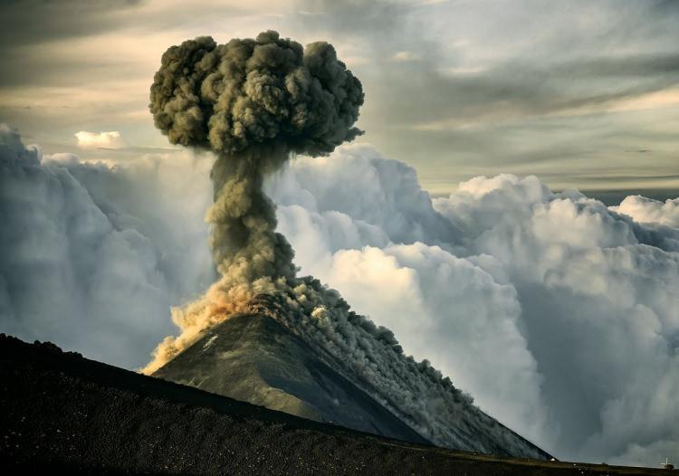 <p>Guatemala'daki Fuego Yanardağı yeniden faaliyete geçti.</p>

<p>Afetten Korunma Koordinatör sözcüsü David de Leon, yaptığı açıklamada, Haziran ayında yaklaşık 150 kişinin hayatını kaybetmesine neden olan Fuego Yanardağı'nın tekrar faaliyet geçtiğini belirtti.</p>

