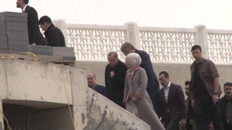 <p>Erdoğan, Kısıklı'daki konutundan çıkarak, Çamlıca Camisi'ne geldi. Erdoğan'a, kızı Esra Albayrak ile İstanbul Valisi Vasip Şahin de eşlik etti. </p>

<p> </p>

