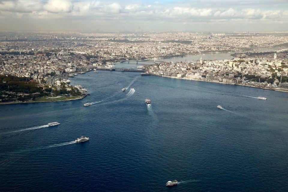 <p><strong>100 saatlik uçuşla havadan denetim</strong></p>
<p>Deniz ve içme suyu havzalarının kirletilmesine karşı verilen mücadeleye şimdilik İstanbul Büyükşehir Belediyesi, Bursa Büyükşehir Belediyesi ve Kocaeli Büyükşehir Belediyesi'nin dahil olduğunu, gelecekte buna Marmara'ya sahili olan diğer belediyeleri de katmayı amaçladıklarını aktaran Uysal, şöyle devam etti:</p>
<p>"Bu iki uçağımızla birlikte ağırlıklı olarak Marmara ve İSKİ'nin su havzalarını periyodik bir şekilde denetliyoruz. Bu yıl itibarıyla uçak kiralayıp bu işlemi yapmaya başladık. Şimdiye kadar uçaklar toplamda 100 saat uçtu. Denetimler sayesinde, deniz ve içme suyu havzalarındaki kirlilik önemli ölçüde azaldı. Yine her şeye rağmen denizlere kirli sularını akıtan olursa ya da denizlerden akan derelere kimyasal atıklarını boşaltan fabrikalara cezalar kesiliyor."</p>