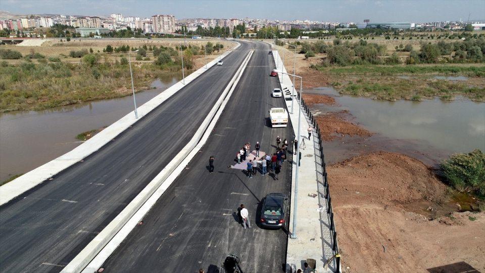 <p>Karşıyaka Mahallesi Muhtarı Çetin Aydın ve bazı mahalleliler, hafta sonu açılması planlanan köprünün üzerinde şükür namazı kılarak kurban kesti.</p>
