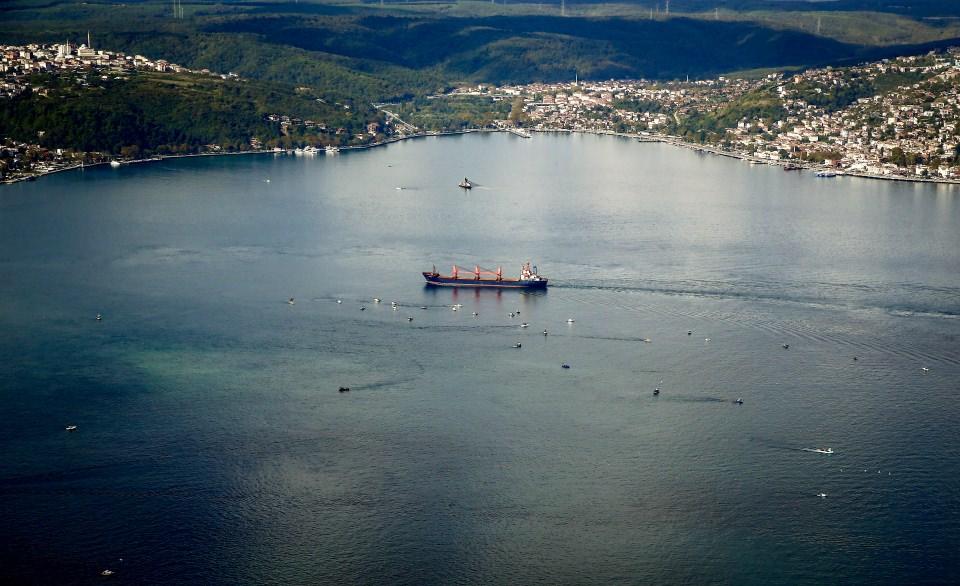 <p><strong>Kirletenlere ağır para cezaları kesiliyor</strong></p>
<p>"Denetimlerle ciddi derecede caydırıcılık sağlanıyor" diyen Uysal, şunları kaydetti:</p>
<p>"İnanıyorum ki denizlerimize özellikle deniz araçlarımızdan bundan sonra kirli atıklar bırakılmayacak. Çünkü her sabah birebir anonsumuz her gemi kaptanına ulaşıyor. Bu takibin birinci önceliği suç işleyeni gördüğümüz zaman da gerekli cezayı kesmektir. Bundan af yok. Her durumda ceza uygulanıyor. Şimdiye kadar 56 deniz aracına 1 milyon 425 bin 999 lira ceza kesilmiş vaziyette. Zaten takiplerimiz sadece uçakla olmuyor. Aynı zamanda üç tane deniz teknemiz, 5 adet insansız hava aracımız ve çevre mühendislerinden oluşan 50 personelimiz gece gündüz denetimlerini sürdürüyor."</p>
