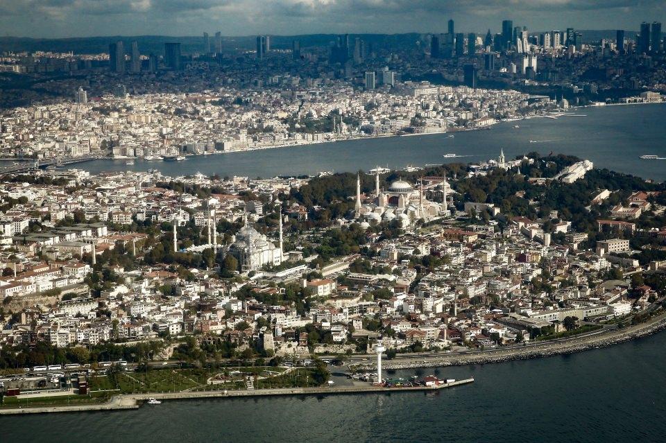 <p>İstanbul Büyükşehir Belediyesi,  Marmara Denizi ile İSKİ'nin içme suyu havzalarını her türlü kirlilikten korumak için havadan denetim gerçekleştiriyor.</p>

