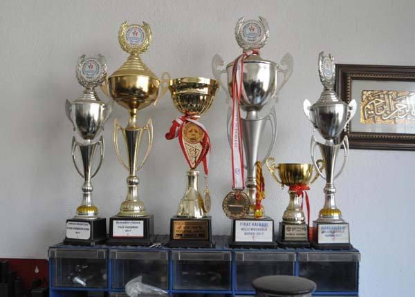 <p>Zanlıların, av malzemeleri bayisi adı altında faaliyet y&uuml;r&uuml;terek,&nbsp; tamir i&ccedil;in getirilen silahların &uuml;&ccedil; boyutlu kopyasını &ccedil;ıkardıkları, g&ouml;vde ve&nbsp; namlularını &uuml;rettikleri, diğer par&ccedil;alarını da tamir adı altında yetkili firmadan&nbsp; temin ederek, uydurma seri numaralarıyla sahte ve ka&ccedil;ak silah &uuml;rettikleri iddia&nbsp; edildi.</p>

<p>AA</p>
