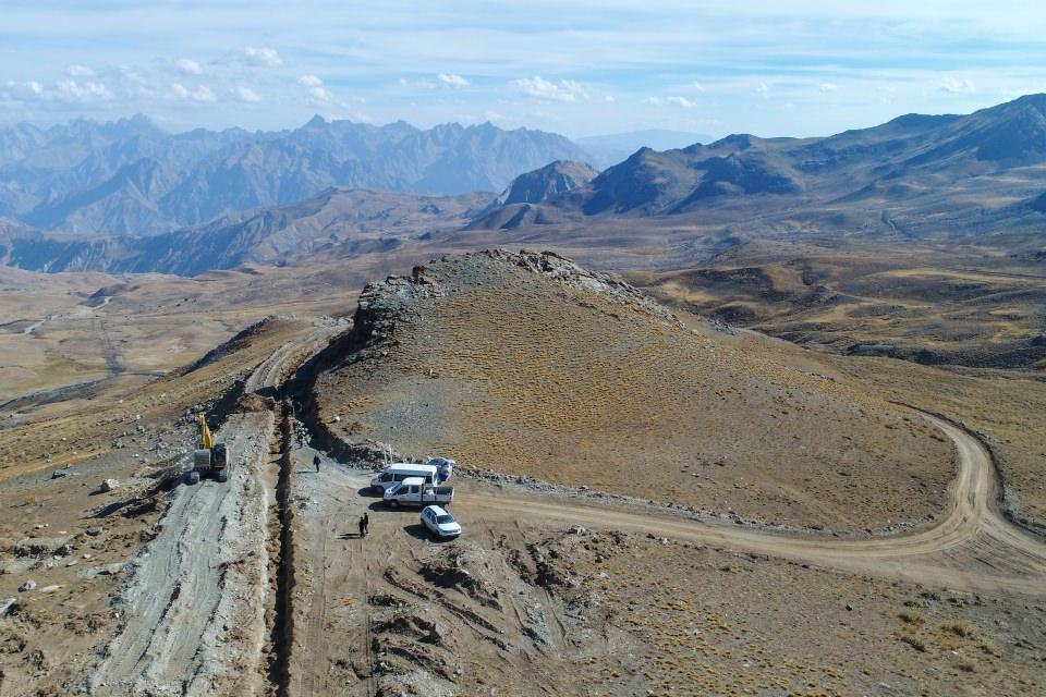 <p>Van'ın Özalp ilçesine bağlı Erçek Mahallesi'nde başlatılan 203 kilometrelik hatta, kaynak işlemleri tamamlanan borular kanala indiriliyor, üzerleri örtülüyor ve çeşitli testlerden geçiyor. </p>
<p> </p>