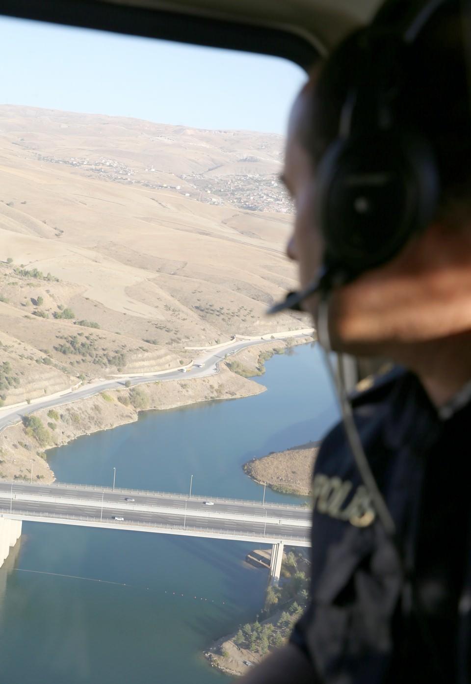 <p>Plan kapsamında kentlerde trafiğin yoğun olduğu güzergahlar ile kavşaklarda helikopter ve drone ile trafik denetimlerine başlandı.</p>
<p> </p>
