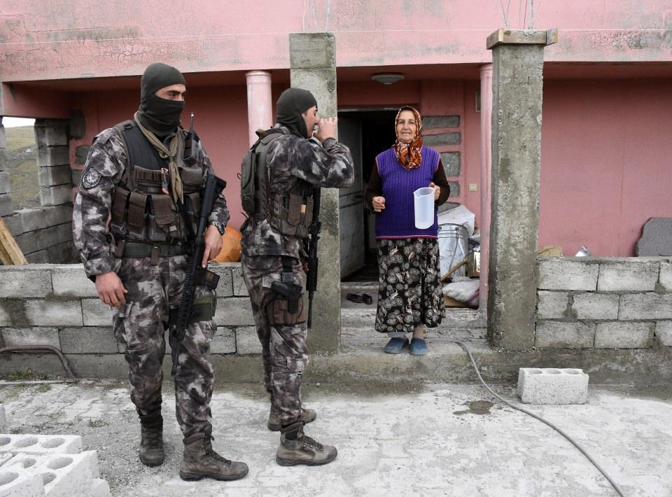 <p>Polis özel harekat timlerinin kapısına giderek el öpüp uyarıda bulunduğu yaylacılardan 69 yaşındaki Seniha Algan, özel harekatçılara dua ederek her türlü isteklerinde yanlarında olduklarını söyledi.</p>