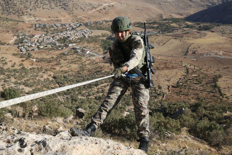 <p>Bu kapsamda kurulan Şırnak'taki 6. Komando Tugayına bağlı 1. Komando Taburunda görevli komandolar, Gabar, Cudi ve Bestler Dereler bölgelerindeki PKK'lı teröristlere göz açtırmıyor. </p>
<p> </p>