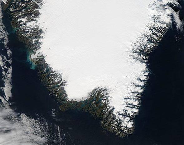 <p><strong>TURKUAZ GRÖNLAND </strong></p>

<p>Kısa büyüme mevsiminin sonuna yaklaşıldığında, Eylül ayı gibi Grönland buzullarının kıyı şeridinde yeşil bitki örtüsü ortaya çıkar. Sıcak geçen yaz aylarına ve inceldiği belgelenmiş buzullara rağmen yine de Grönland’ın büyük kısmı buzullarla örtülüdür. Eriyen buz ve karlar, kıyılarda ve buzullarda çökeltiler oluşturup suyun renginin kıyı bölgelerinde yeşil ve turkuaz tonlarına bürünmesini sağlar.</p>
