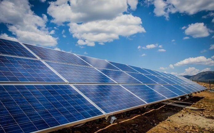 <p>Niğde Valiliğince 2015'te hazırlanan ve Bilim, Sanayi Teknoloji Bakanlığınca kabul edilen proje kapsamında, bin 500 megavat gücünde güneş enerji santralinin kurulacağı Bor ilçesine bağlı Emen-Badak-Seslikaya köyleri arasındaki 2 bin 539 hektarlık alan, Bakanlar Kurulu kararıyla Niğde-Bor Enerji İhtisas Endüstri Bölgesi ilan edilmişti.</p>

