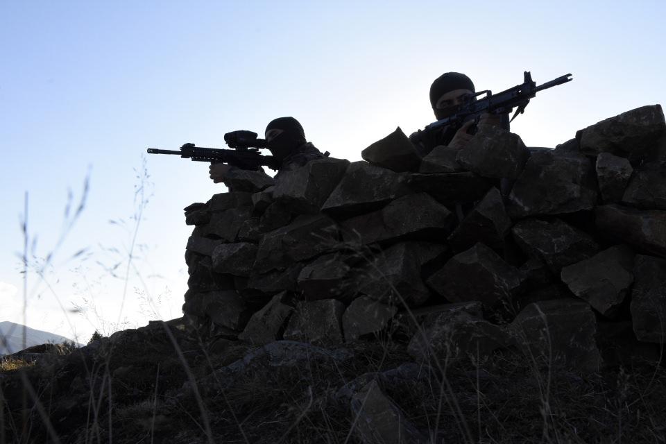 <p><strong>Karadeniz'de PKK'ya büyük darbe vuruldu</strong></p>
<p>Güvenlik güçlerinin Karadeniz kırsalında bu yılın ilk 9 ayında düzenlediği operasyonlarda 2'si "Terörden Arananlar Listesi"nde kırmızı, biri gri kategoride olmak üzere 7 terörist etkisiz hale getirilmişti.</p>