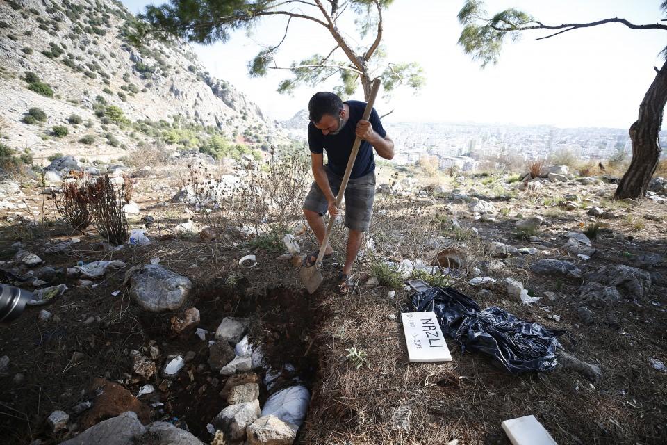 <p>Mehmet Orhan, beyaz pamuğa sardığı köpeğini Altınyaka Mahallesi'ndeki ormanlık alanda hazırladığı mezara gözyaşları içerisinde gömdü.</p>

<p> </p>
