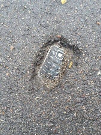 <p>Beton altından çıkan eski bir telefon.</p>

<p> </p>
