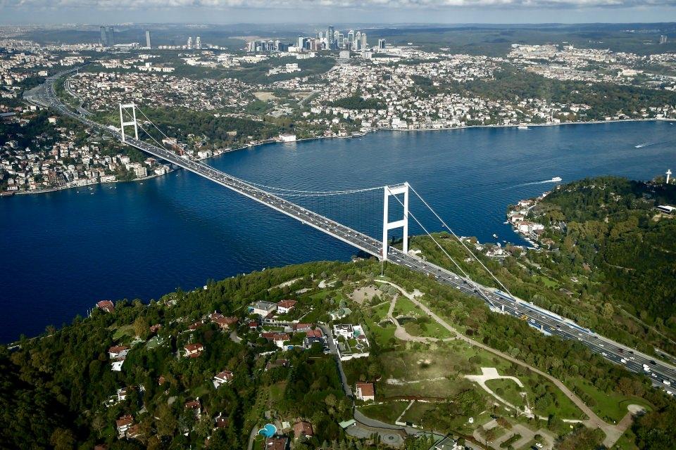 <p>Mevlüt Uysal, uçaklar aracılığıyla fotoğraf ve görüntü alındığını böylece kirliliğin belgelendiğini, ardından da gerekli cezaların uygulandığını anlatarak, "Uçaklar, kirliliği tespit ettiği anda bunları görüntülüyor. Akabinde deniz araçlarımız devreye girerek kirliliğin yaşandığı bölgeden numune alıyor. Atıkların nereden bırakıldığı, hangi gemiden atıldığı veya dereden geliyorsa hangi dereden nasıl geldiği tespit ediliyor. Bu takipler sonucunda gerekli işlemler yapılıyor. Bu işlemler sadece ceza kesmekten ibaret değildir. Yerine göre değişiyor. Atıkların fabrikalardan geldiği belgelendiğinde ise işletme sahibi arıtma sistemi kurması için uyarılıyor." ifadelerini kullandı.</p>
<p> </p>