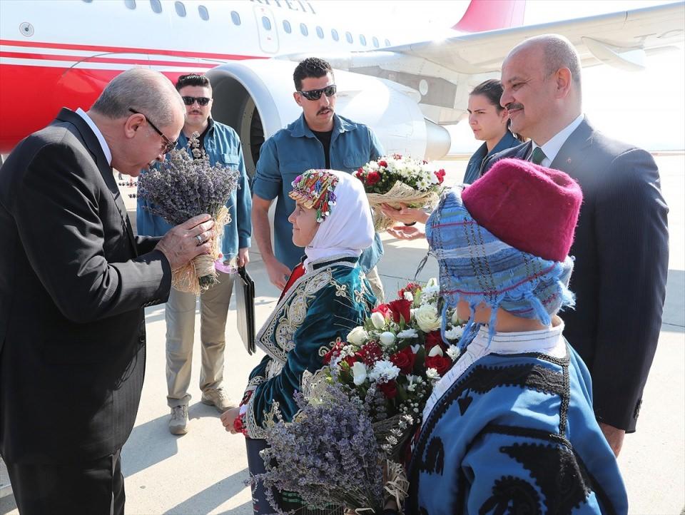 <p>Cumhurbaşkanı Erdoğan'ı yöresel kıyafetli çocuklar çiçeklerle karşıladı.</p>
