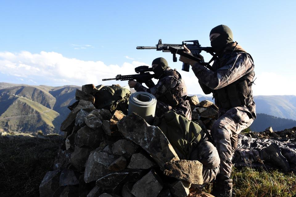 <p>Etkisiz hale getirilen teröristler arasında, Trabzon'da Ağustos 2017'de Eren Bülbül ve Jandarma Astsubay Başçavuş Ferhat Gedik'in şehit edildiği saldırının faili olduğu belirlenen kırmızı kategorideki Mehmet Yakışır da bulunuyor.</p>

<p> </p>
