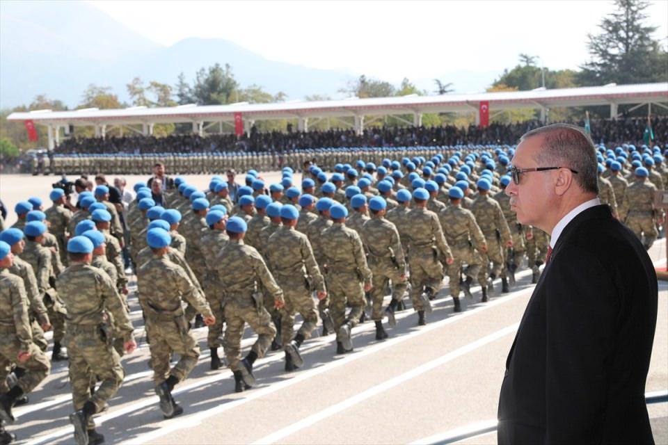 <p>Cumhurbaşkanı Erdoğan, askeri geçit törenini izledi.</p>