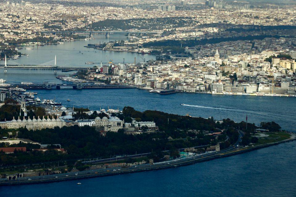 <p>Büyük gemiler ve Boğaz'dan geçen transit tankerlerle denizin kirletildiğini aktaran Uysal, "Böyle olunca denizlere dışarıdan gelebilecek kirliliğin takibi adına iki uçakla her sabah denetim yapıyoruz. Denetimde amaç 'Suçu işlesin de yakalayıp ceza keselim' değil, aslolan önce suçu işlettirmemek ve kirlettirmemektir. Onun için her sabah bu uçuşlarımızla bütün deniz araçlarına anons geçiyoruz. Kaptanları 'Havadan denetleme yapılmaktadır. Takip edilip, denetleniyorsunuz. Lütfen kirli sularınızı denizleri boşaltmayın' diye uyarıyoruz. Bunun çok etkili olduğunu düşünüyorum. Şu anda iki adet uçağımız var. Bu uçaklarımızla; İstanbul Boğazı'nı, Marmara ve Karadeniz kıyılarını, İSKİ'nin su ve İstanbul dışındaki Melen içme suyu havzamızı kontrol ediyoruz. Dolayısıyla bu bölgelerin tamamı havadan denetleniyor." diye konuştu. </p>
<p> </p>