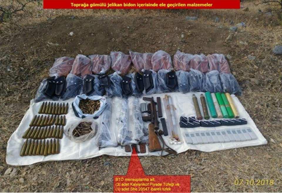 <div>Narko terörizmle mücadele faaliyetleri kapsamında, bin 500 kök Hint keneviri ile 928 kilogram esrar ele geçirildi.</div>
