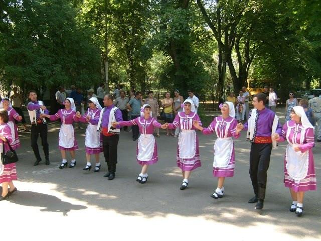 <p> Anlaşmaları kolay.Rusça hepsinin ortak dili olduğu için ulusal bir dil ancak zenginlik olarak kalabiliyor Oğuz Türklerinin bir boyu olan Gagauzların Türkçesinde pek çok sözcük Türkçe ile ortak. Hatta diyebilirim ki Gagauz Dilinde olup da Türkçede olmayan bir sözcük neredeyse yok. Mesela "elma" sözcüğü "alma" olarak kullanılıyor. </p>