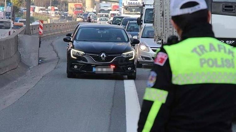 <p>Işıklı ve/ sesli uyarı veren cihazları mevzuatta uymayan araçlara takanlara bin 2 TL idari para cezası ile cezalandırılır.</p>

<p> </p>
