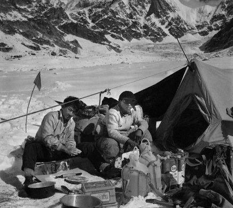 <p>Şerpalar Nepal'in dağlık bölgesinde yaşayan, etnik bir grup. İsimlerini Tibet dilinde doğu anlamına gelen 'şer' ve halk-insan anlamına gelen 'pa' ekinden alıyorlar. Onların görevi ise Everest'e çıkmak için bölgeye gelen tüm dağcılara yardımcı olmak. İşte ilginç yaşamlarıyla Şerpalar...</p>

<p> </p>
