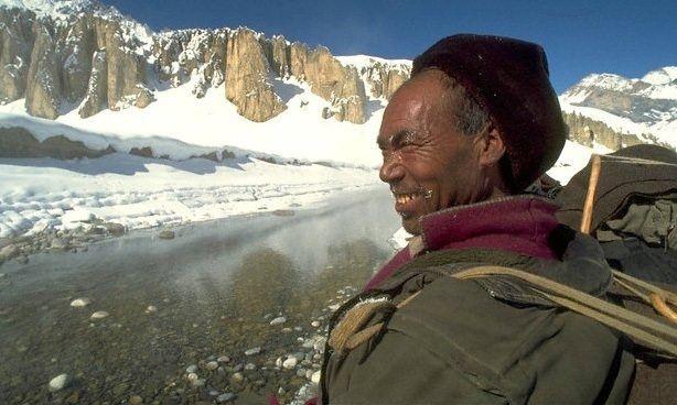 <p>Şerpalar y&uuml;zyıllardır Everest'in eteklerinde hayvancılık ve tuz ticareti ile uğraşırken son 50 yıldır d&uuml;nyanın d&ouml;rt b yanından gelen dağcılara destek olmalarıyla adlarını d&uuml;nyaya duyurdular.</p>
