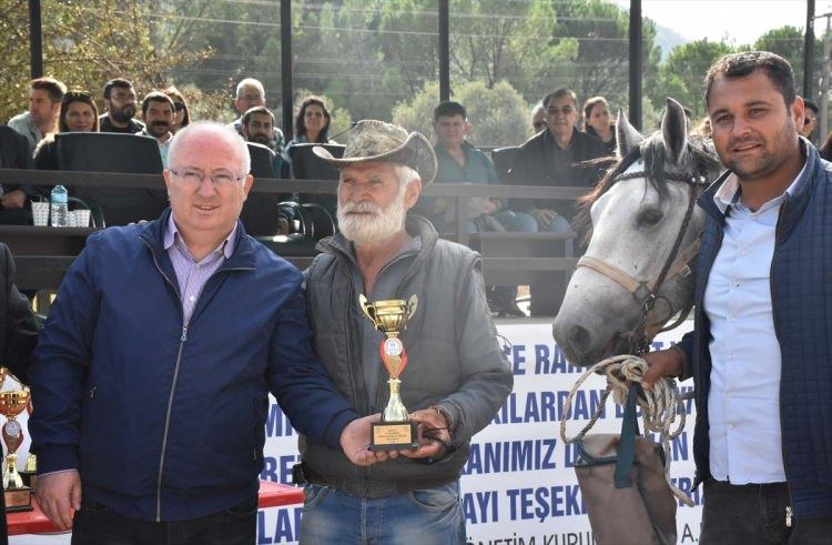 <p>Atın, Türk kültürünün önemli bir parçası olduğunu hatırlatan Gümüş, rahvan at yarışlarının 60 yıldır düzenlendiğini ifade etti.</p>
<p> </p>