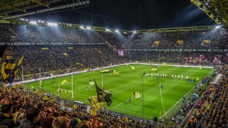 <p>7<br />
<br />
SIGNAL IDUNA PARK (DORTMUND)</p>