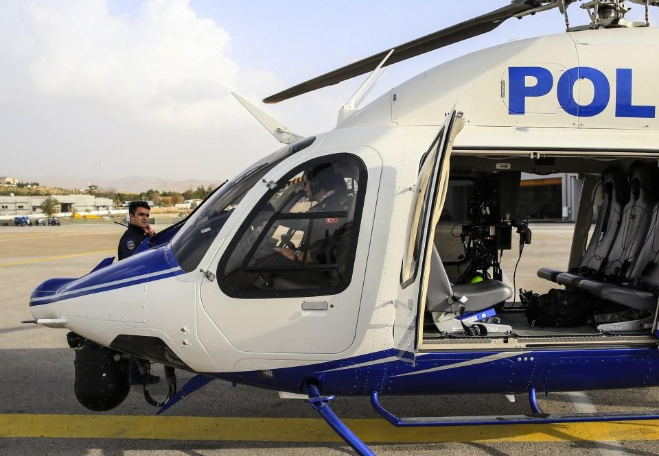 <p>Hata yapan sürücü havadan görüntülendi</p>
<p>AA ekibi, emniyet birimlerinin helikopterle havadan yürüttükleri denetimleri görüntüledi. </p>