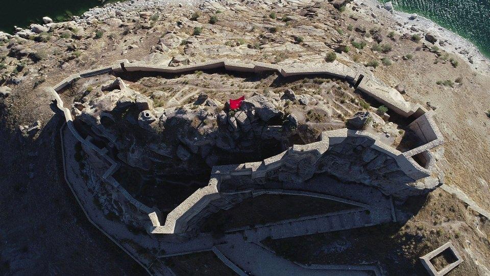 <p>Kalede, turizmin daha fazla canlandırılması amacıyla Tunceli Valiliği desteğiyle Pertek Kaymakamlığı ve Pertek Belediyesince yürütülen proje kapsamında tekne iskeleleri kurularak, restoran ve kafeler inşa edilecek. Bu çalışmalar sonrası turistlerin ziyaretine açılacak kalenin, bölge turizmine katkı sağlaması amaçlanıyor.</p>
<p> </p>
<p> </p>