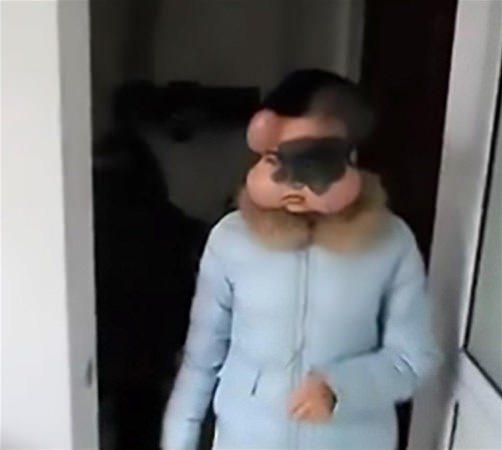 <p>Xiao Yan'ın annesi, kızının yüzündeki lekeler yüzünden dalga konusu olduğunu, bu yüzden de dalga geçmemeleri için köylülere yalvardığını söyledi.Genç kızın tedavisinin ilk aşaması için 100.000 yuan (58 bin 60 TL) ödendi.</p>
<p> </p>