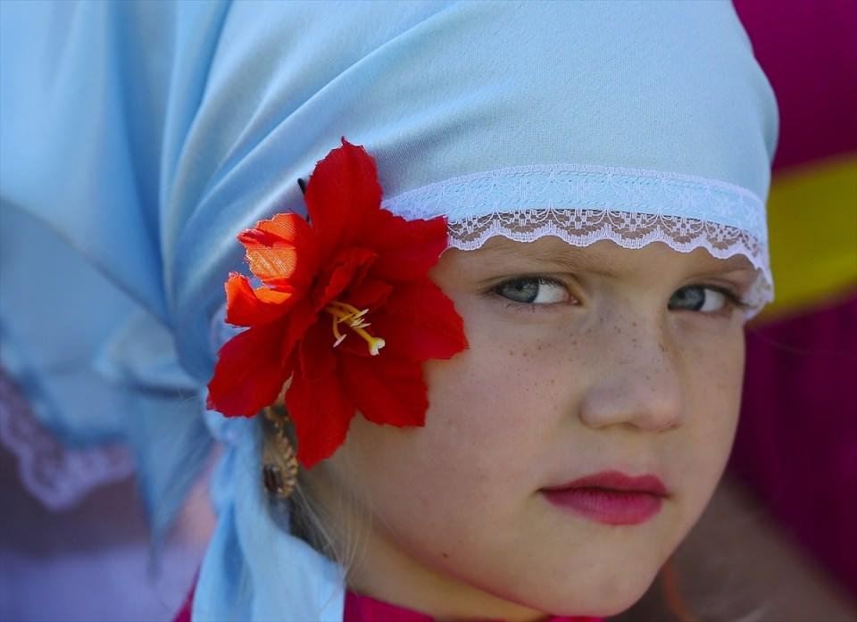 <p>Diğer Türk boyları gibi Anadolu'ya göç etmek yerine Karadeniz'i geçerek Balkanlarda, Besarabya'da kendilerine yaşam alanı bulan Gagauzlar burada Hristiyanlığın Ortodoks mezhebini asırlar önce benimsemişlerdir.</p>