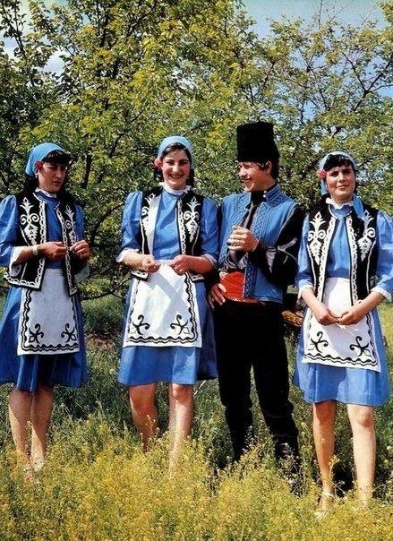 <p>Git,gel,koş,kaç,gül,yap,çık,atla gibi belli başlı fiiller bozulmadan duruyor. Arapça ve Frasçadan sözcük dillerinde yok. Bu yüzden mesela eski bir sözcük olan "topluş" sözcüğü kullanılıyor.</p>
