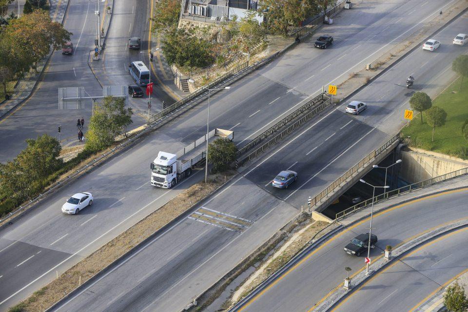 <p>Ankara-Konya yolunda emniyet kemeri takmadığı belirlenen bir kamyonunun sürücüsü, polis helikopterinin kameralarına takıldı.</p>
<p> </p>