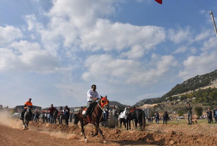 <p>Muğla Rahvan At Yarışları ve Yetiştiricileri Spor Kulübü Başkanı Ali Haluk Çetiner de yarışların, piknik ve şenlik havasında geçtiğini söyledi.</p>