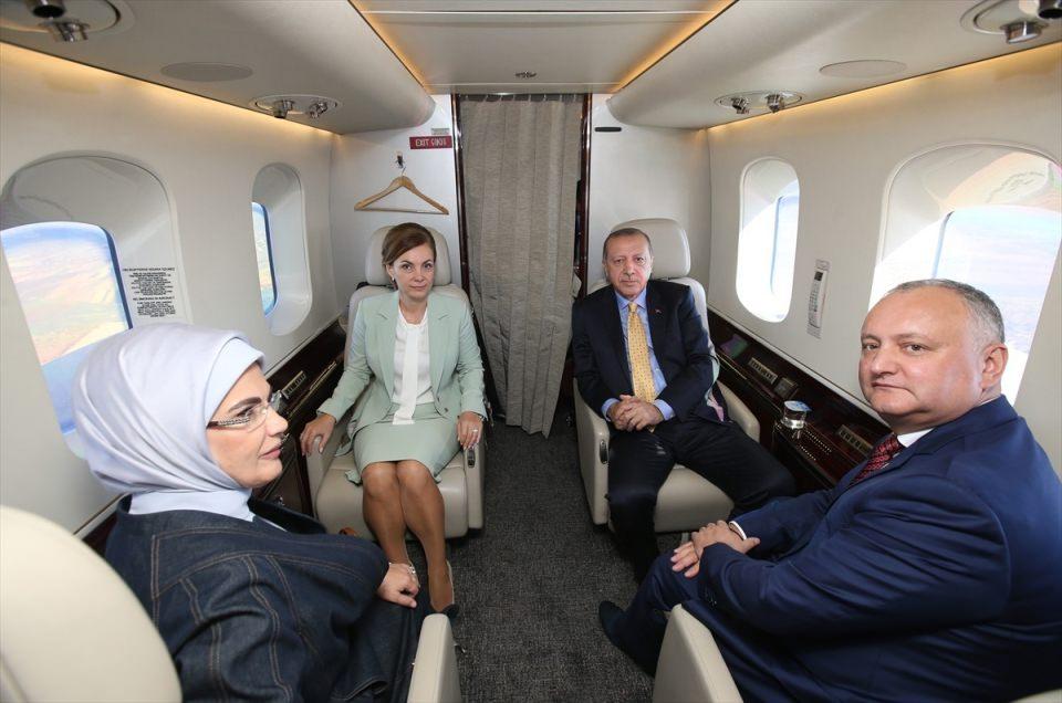 <p>Cumhurbaşkanı Erdoğan'ın eşi Emine Erdoğan ve Moldova Cumhurbaşkanı Dodon'un eşi Galina Dodon da helikopterde yer aldı.</p>
