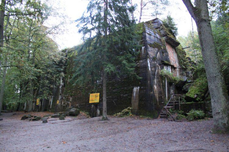 <p>İkinci Dünya Savaşı’nın sona ermesinden ve bölgenin mayınlardan arındırılmasından beri de halka açık olan Wolf’s Lair’i her yıl çok sayıda ziyaretçiyi ağırlıyor.</p>