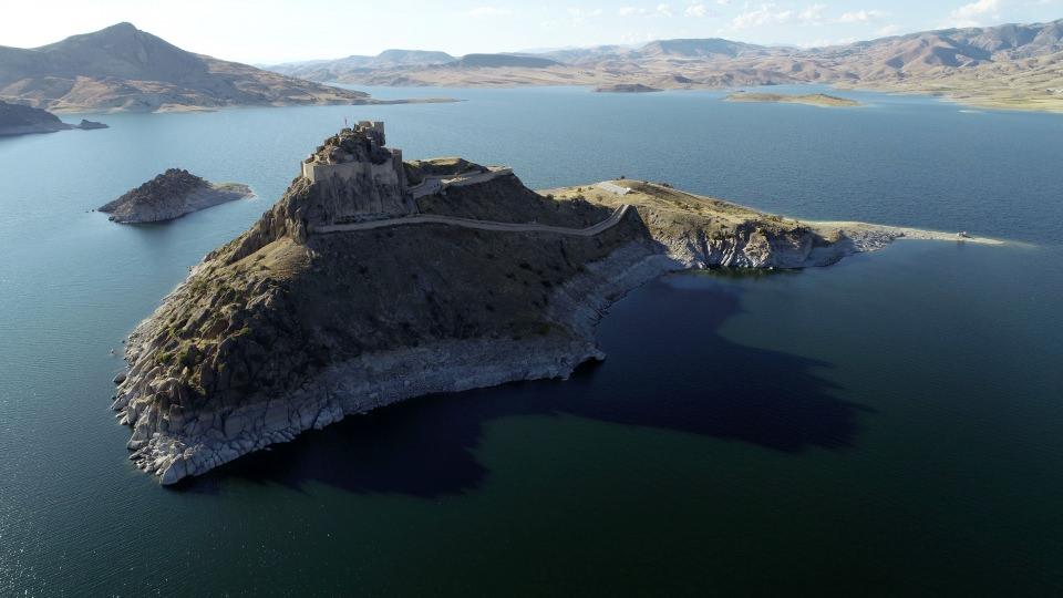 <p>Türkiye'nin her yerinde olduğu gibi Pertek'te de güvenlik ve huzurun hakim olduğunu ifade eden Vural, "Herkesi Pertek'e davet ediyorum. </p>

<p> </p>

