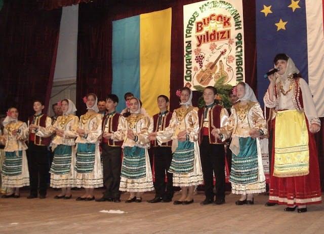 <p><strong>BAŞKENT KOZMOPOLİT. </strong></p>
<p>Buradan şu sonuca varabiliriz. Şehirlerde kozmopolit bir hayat olduğu için Gagauz Dili ve kültürü kendine yaşam alanı bulamamış. Zaten başkent Komrat'ta Bulgarlar, Moldovanlar, Gagauzlar karışık halde yaşıyor. Yani Ortodoksluk temel merkezli bir topluluk. </p>