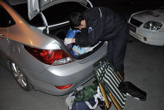 <p>Araç üzerinde mevzuata uygun şekilde yapılan her türlü değişiklikler 30 gün içindeki araç tescil belgesine iletilmesi zorunludur ve bu fıkra hükmüne uymayan işletenlere 108 TL idari para cezası verilir. Mevzuata uygun olarak yapıldığı belgelenmeyen teknik değişikliğin çevredekileri rahatsız edecek derecede gürültü çıkaracak özellikte olması durumunda bin 2 TL idari para cezası uygulanır.</p>

<p> </p>
