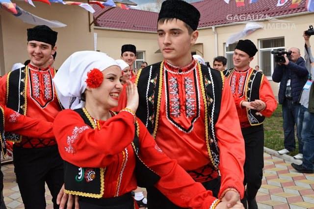 <p>Bu bile Gagauzların geçmişine sadık olduğunu ortaya koyuyor. Şunu da söylemeliyim.Alma Ata'da,Bişkek'te Aşkabat'ta ,Urumçi'de,Taşkent'te ,Buhara'da İstanbul Türkçesiyle konuşmaya çalıştığınızda büyük ihtimalle anlamayacaklardır. </p>