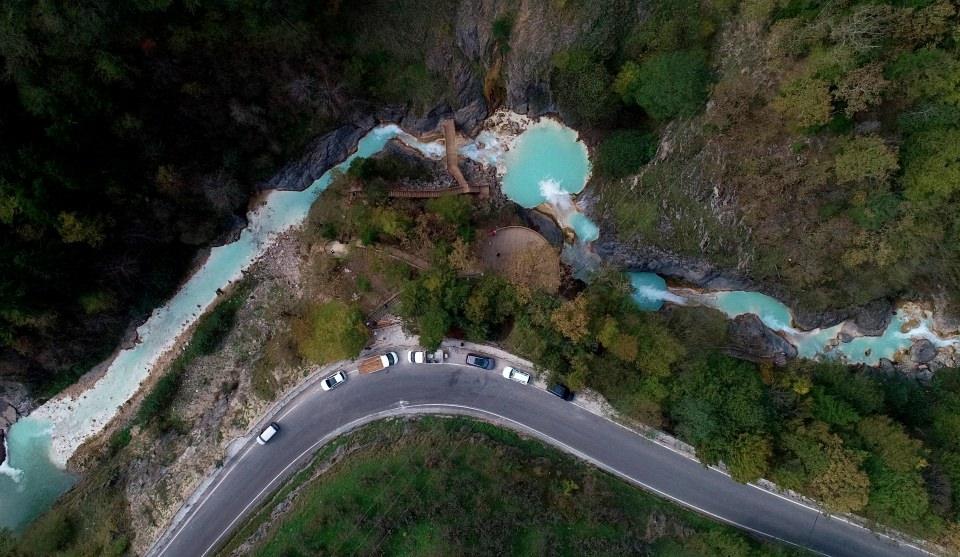 <p>Karadeniz'in tek sodalı deresi olan Göksu Deresi içinde, havzanın kayalık yapısına bağlı oluşan göller, karların erimesiyle hazirandan itibaren aralık ayına kadar turkuaza yakın bir renk alıyor.</p>

<p> </p>
