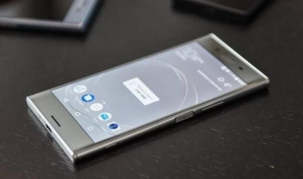 <p><strong>Sony Xperia XZ Premium </strong></p>
<p>Ağırlığı: 195 gram <br />
Ekran çözünürlüğü: 5.46 inç ekran, 3840x2160 piksel çözünürlük</p>