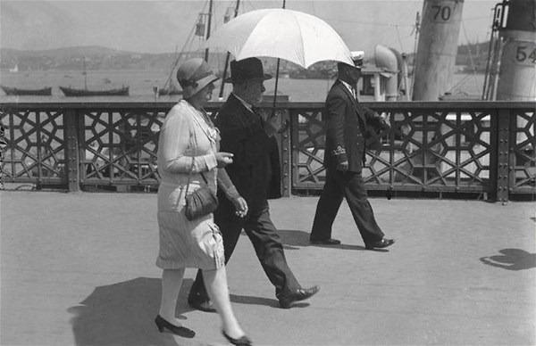 <p>Galata Köprüsü üzerinde bir an (>1929)</p>
<p> </p>