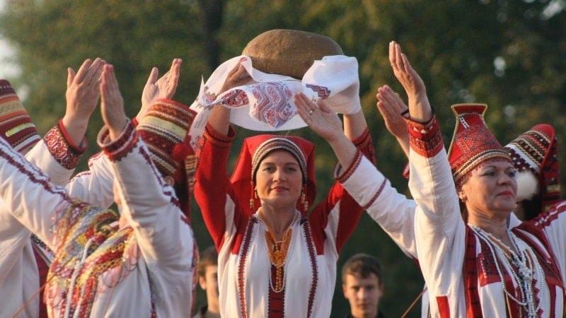 <p><strong>RUSLARA YAKINLIK VAR</strong><br />
<br />
Gagauzların yüzde 97'si kendilerine en yakın millet olarak Rusları görmektedir. Türklük kavramı onlar için pek bir mana ifade etmemektedir. Bununlar birlikte Oğuz ismini çocukalrına koyabiliyorlar,Nasrettin Hoca'yı tanıyorlar,Timur onlar için de büyük bir lider. Hatta Bagadır sözcüğü bile Mete'nin diğer adı olarak (BAHADIR) biliniyor.</p>