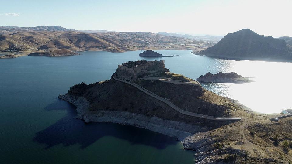 <p>Vural, elektrik sorunun giderilmesinin ardından kalenin gece ışıl ışıl parlayacağını belirterek, kaledeki yürüyüş yollarından oturma alanlarına birçok sorunu gidereceklerini dile getirdi.</p>
<p> </p>