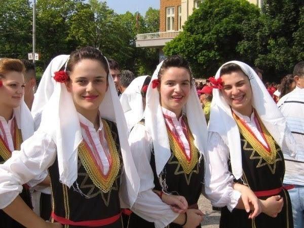 <p>Eğitim dili Rusça.Pazarlarda yoksul halkın konuştuğu dil ise Gagauz Türkçesi. Bu Türkçe biraz Trakya'daki Türkçe'yi andırıyor.Köylerde Gagauzca varlığını halen sürdürüyor.Köy isimleri tamamen Türkçe:Beşelma,Çeşmeköy,Çukur Mıngır..</p>