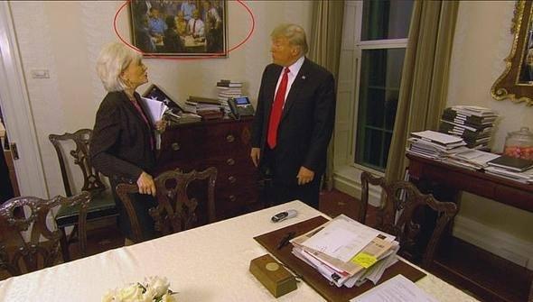 <p>Trump programda Oval Ofisi gezdirmiş, duvardaki bir tablo ise dikkatlerden kaçmamıştı.</p>

<p> </p>
