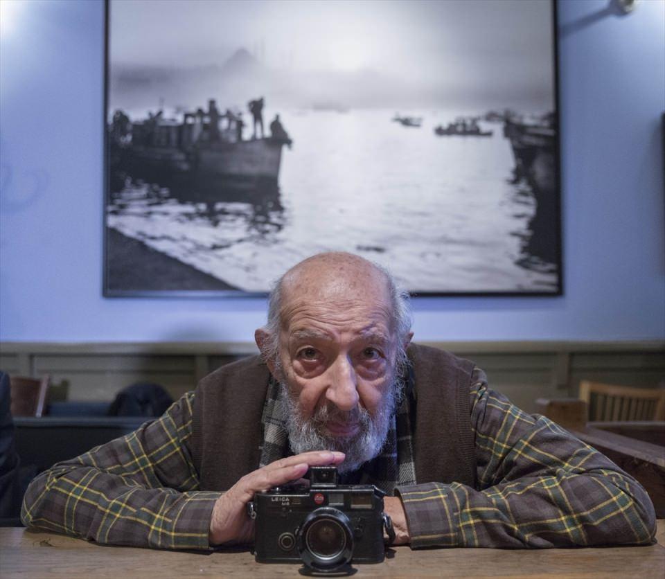 <p>Duayen foto muhabiri Ara Güler, tedavi gördüğü hastanede 90 yaşında hayatını kaybetti. Güler, 30 Ekim 2015'te İstanbul'da bir proje için objektif karşısına geçmişti. Usta sanatçıdan ise geriye 'unutulmaz fotoğraflar' kaldı. İşte onlardan bazıları...</p>

<p> </p>
