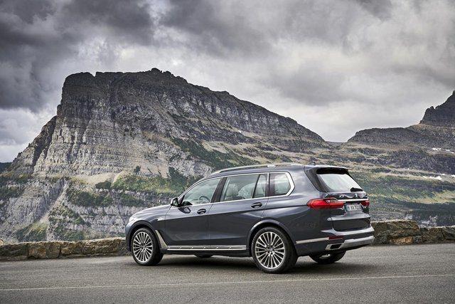 <p>X7'nin dış tasarıma bakıldığında, motor kaputundaki devasa 'böbrek'ler dikkat çekiyor. Öyleki, Bmw'nin karakteristik böbrek şeklindeki ön ızgaralarının bugüne kadarki en büyüğü X7'de kullanılmış.</p>

<p> </p>
